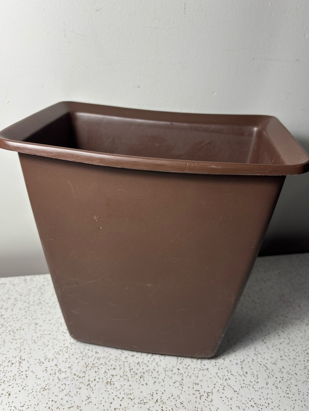 Brown vintage Rubbermaid garbage/trash can